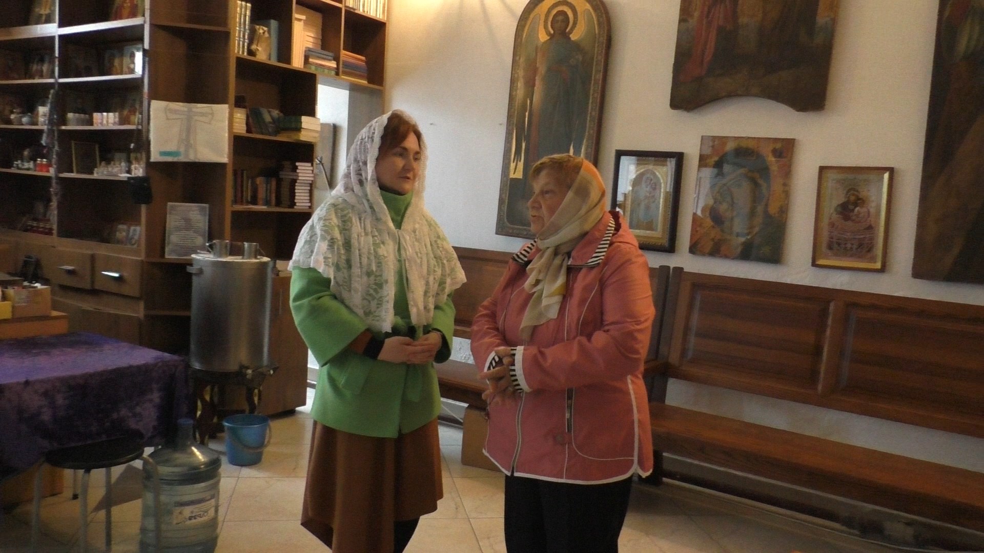 Галина Петровна Золотых (справа)