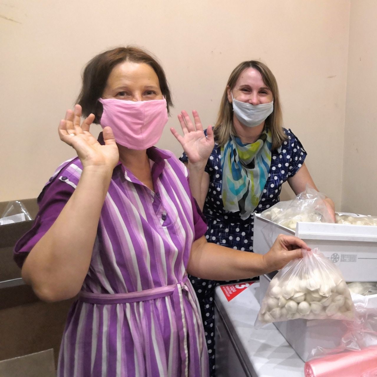 Марина Мракина и Наталья Куценко на расфасовке продуктов для нуждающихся