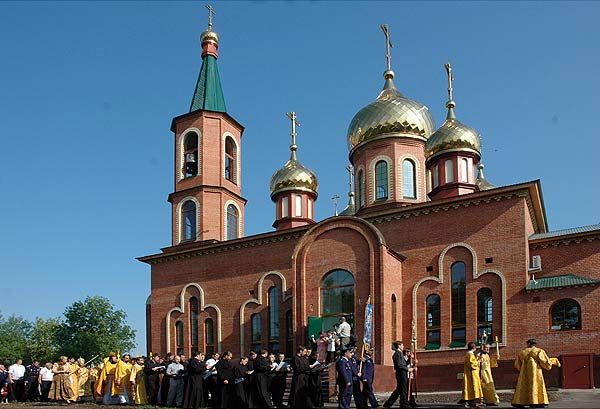Крестный ход во время великого освящения храма в Летном городке г. Покровска Крестный ход во время великого освящения храма в Летном городке г. Покровска