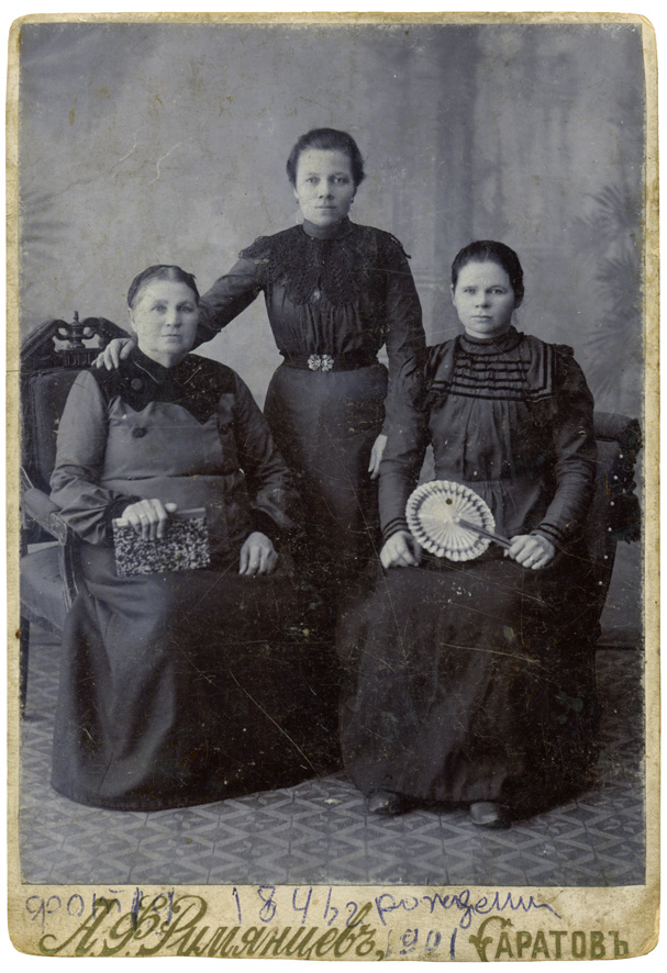 Инокиня Варвара (Глотова) (справа)