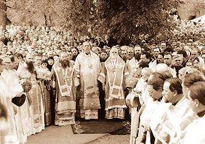 Торжества 500−летия Жировицкой иконы Божией Матери (май 1970 года). В центре (слева направо): Епископ Кировоградский и Николаевский Боголеп (Анцух), Архиепископ Минский и Белорусский Антоний (Мельников), Архиепископ Гермоген (Голубев), Епископ Саратовский и Волгоградский Пимен (Хмелевской). Архив протоиерея Лазаря Новокрещеных