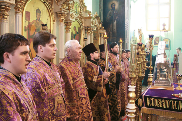 Иподиакон Алексий Каляев во время богослужения в Духосошественском соборе г. Саратова