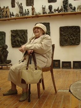 Марина Андреевна Журинская в мемориальной мастерской скульптора Лазаря Гадаева. Фото Евгении Шавард