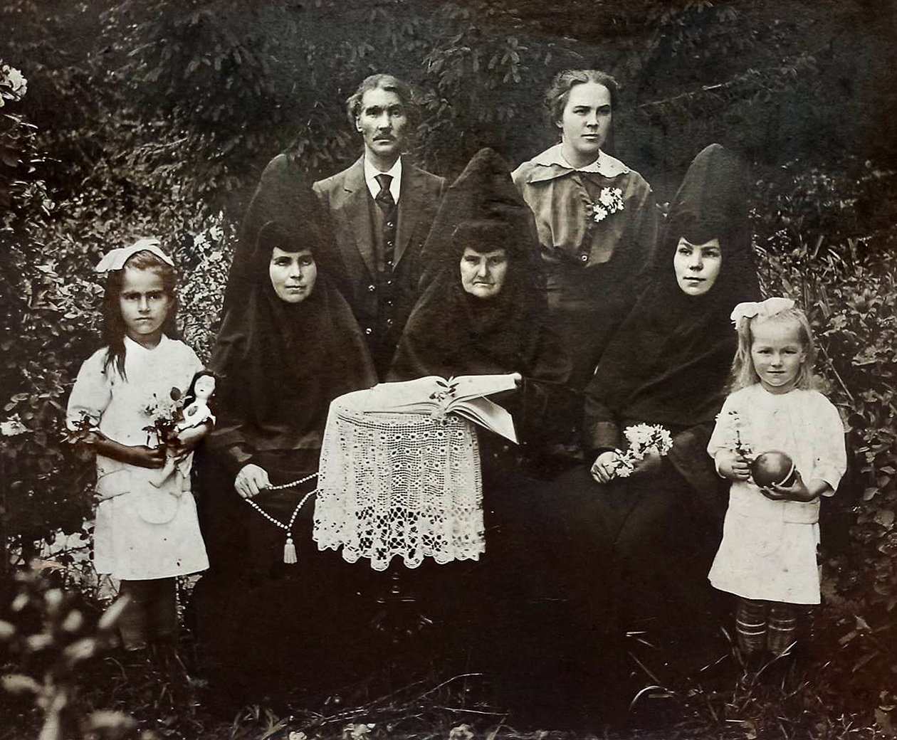 В центре — монахиня София (Мария Кистанова), слева от нее — дочь, монахиня Анатолия (Анна Ивановна Кистанова), справа — другая дочь, монахиня Иувеналия (Мария Ивановна Кистанова), сзади — сын Иван Иванович Кистанов и его супруга Прасковья Федоровна (в девичестве Красавцева), слева стоит их дочь Зоя, справа — Антонина.