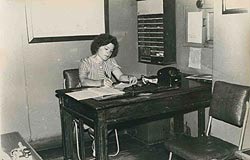 Антонина Круглова, видимо, позировала для стенгазеты, издаваемой на телеграфе
