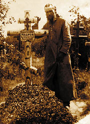Священник  Вячеслав Григорьевич Кедров (1879–1937) на могиле своего сына Владимира. Саратовское Воскресенское кладбище. 1930-е годы.