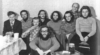 Религиозно-философский семинар. Ленинград. 1977 год. Слева направо: Николай Хованский, Виктор Райш (в настоящее время священник), Александр Щипков, Александр Огородников, Всеволод Корсаков, Сергей Бусов, Николай Епишев (в настоящее время священник), Андрей Бондаренко (в настоящее время священник). На переднем плане Владимир Пореш. (фото из книги Т.Щипковой)