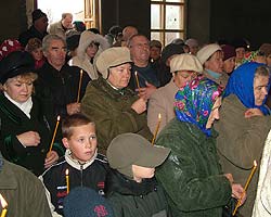 В обустраивающемся храме во имя святого великомученика Димитрия Солунского в селе Тепловка Новобурасского района 8 ноября был отслужен первый молебен