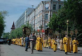 Преосвященнейший Лонгин, Епископ Саратовский и Вольский, освятил Поклонный крест на Театральной площади. Фото Алексея Леонтьева