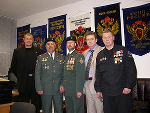 В окружении друзей-сослуживцев