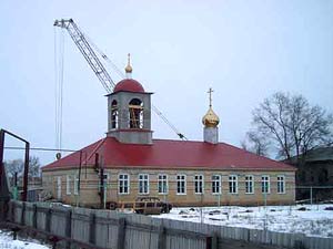 31 декабря на купола храма во имя Архангела Михаила села Питерка были подняты кресты и установлены колокола на звоннице