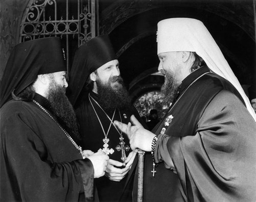 Архиепископ Никодим (Ротов), архимандрит Пимен (Хмелевской), митрополит Пимен (Извеков). Троице-Сергиева Лавра, 1963 год Архиепископ Никодим (Ротов), архимандрит Пимен (Хмелевской), митрополит Пимен (Извеков). Троице-Сергиева Лавра, 1963 год