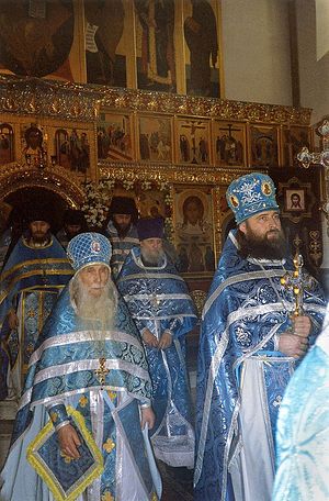 На Великом освящении Троицкого собора Подворья Троице-Сергиевой лавры. Слева архимандрит Кирилл (Павлов). 2000 г. На Великом освящении Троицкого собора Подворья Троице-Сергиевой лавры. Слева архимандрит Кирилл (Павлов). 2000 г.