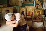 Усталость. Село Каменники, Юрьевецкий район, Ивановский область, Россия. Община при храме Рождества Христова. Июль 2007. (серия «Каменники») 