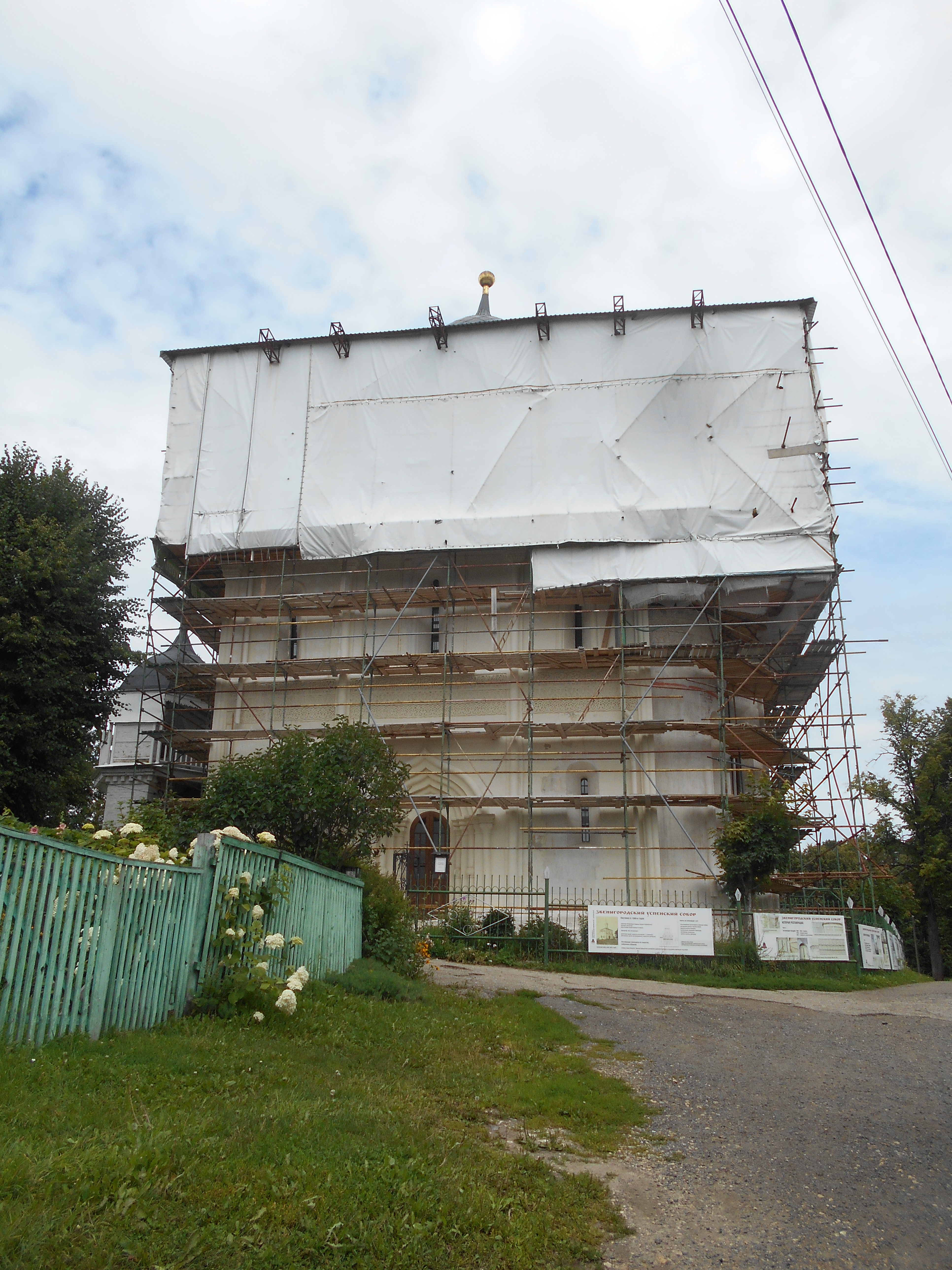 Звенигородский Успенский собор в лесах