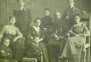Семья Дьяконовых. Мария Олимповна Евтихиева с мужем, Варвара Олимповна, Павел Петрович Фроловы, Олимп Яковлевич, Елене Фёдоровна, Михаил, Сергей, Николай Дьяконов