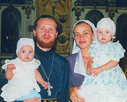 Священник Олег Нестеров с матушкой Ольгой и детьми