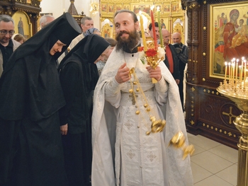 Священник Александр Грузинцев совершает пасхальное богослужение