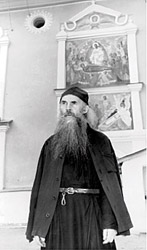 Архимандрит Серафим перед Успенским храмом, Псково-Печерский монастырь. 1970-е гг.