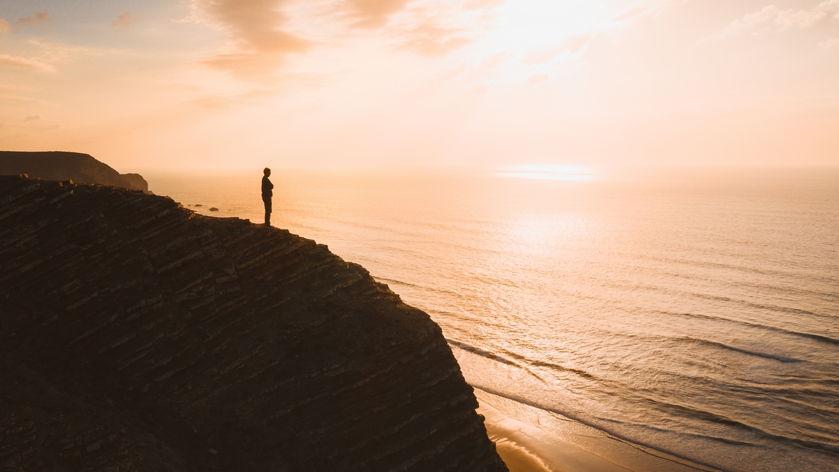 <a href="https://ru.freepik.com/free-photo/beautiful-view-of-a-person-standing-on-a-cliff-over-the-ocean-at-sunset-in-algarve-portugal_9282751.htm#query=%D0%B7%D0%B0%D0%BA%D0%B0%D1%82%20%D1%87%D0%B5%D0%BB%D0%BE%D0%B2%D0%B5%D0%BA&position=4&from_view=search&track=ais">Изображение от wirestock</a> на Freepik