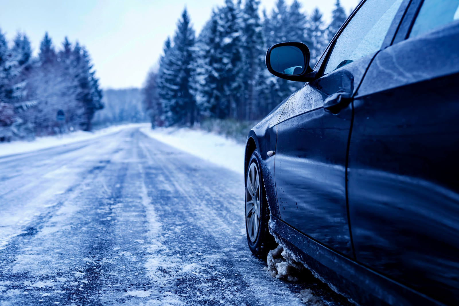 <a href="https://ru.freepik.com/free-photo/black-car-on-an-iced-road-surrounded-by-trees-covered-with-snow_16607641.htm#query=%D0%B2%D1%8C%D1%8E%D0%B3%D0%B0%20%D0%B0%D0%B2%D1%82%D0%BE%D0%BC%D0%BE%D0%B1%D0%B8%D0%BB%D1%8C&position=0&from_view=search&track=ais">Изображение от wirestock</a> на Freepik