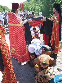 От храма в честь святых новомучеников и исповедников Российских в селе Елшанка Воскресенского района состоялся крестный ход к источнику Белый ключ