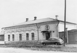 Учебный корпус семинарии и домовая церковь на улице Университетской