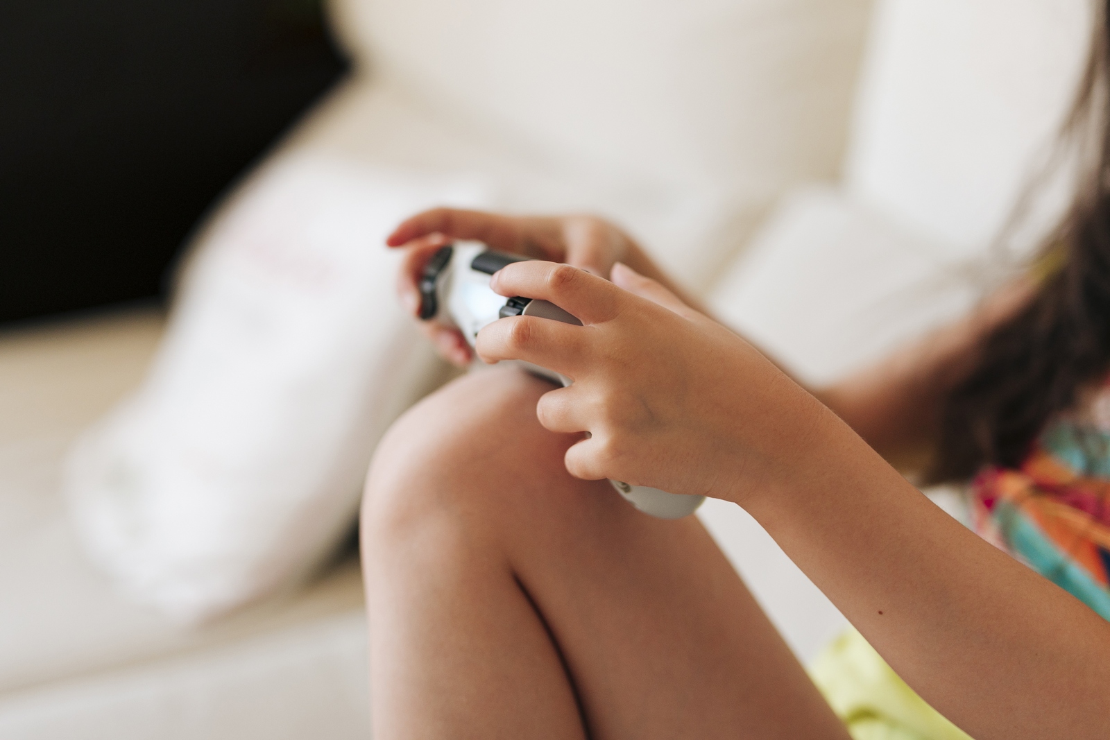 <a href="https://ru.freepik.com/free-photo/close-up-girl-playing-video-games-with-controller_5168003.htm#fromView=search&page=1&position=13&uuid=11974eb1-18f2-474f-9b11-3c860faf3b4b">Изображение от freepik</a>