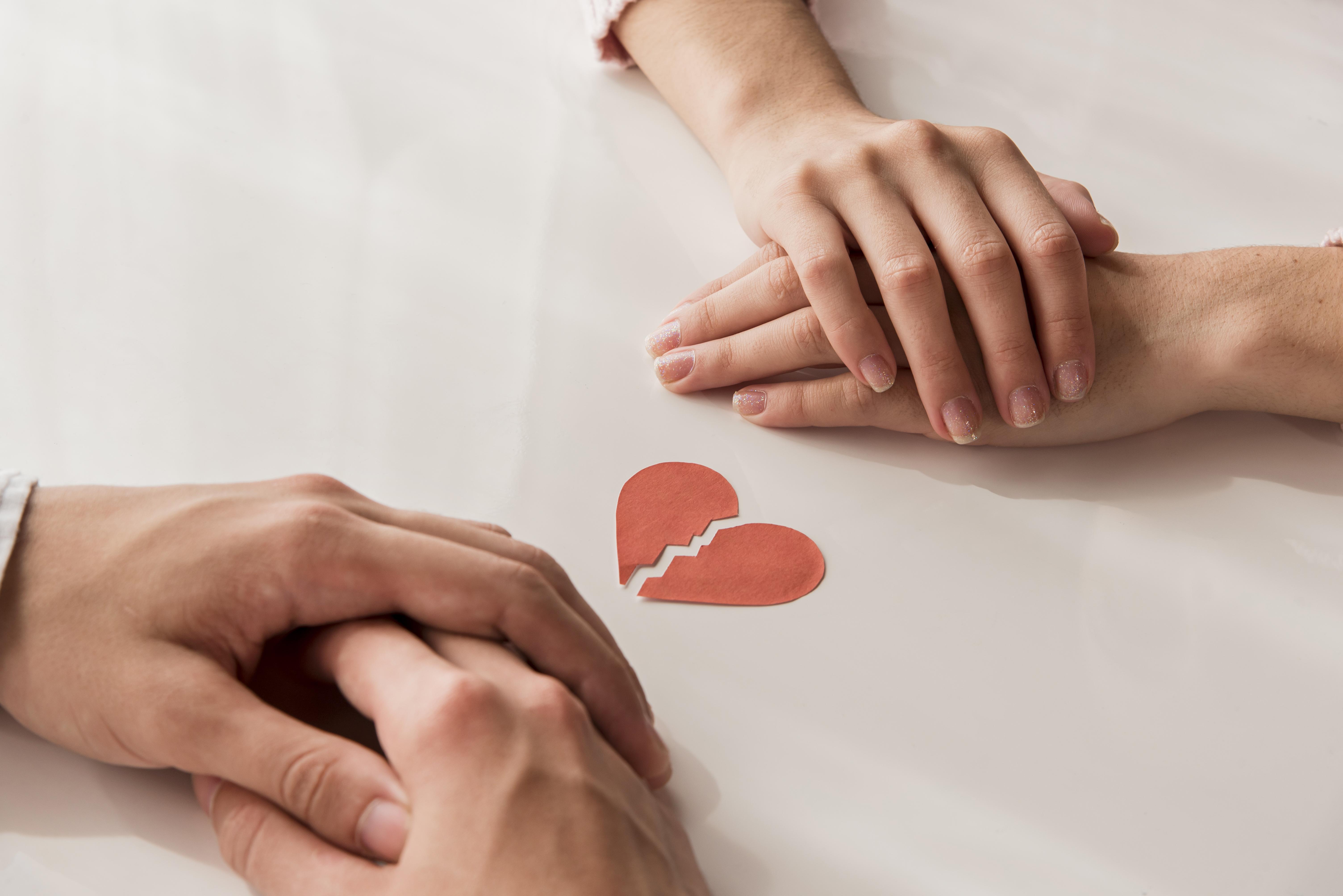 <a href="https://ru.freepik.com/free-photo/close-up-hands-with-broken-heart_8145588.htm#fromView=search&page=1&position=3&uuid=a1f35b91-a0ba-4b8f-a73b-5dca23de8eb2">Изображение от freepik</a>