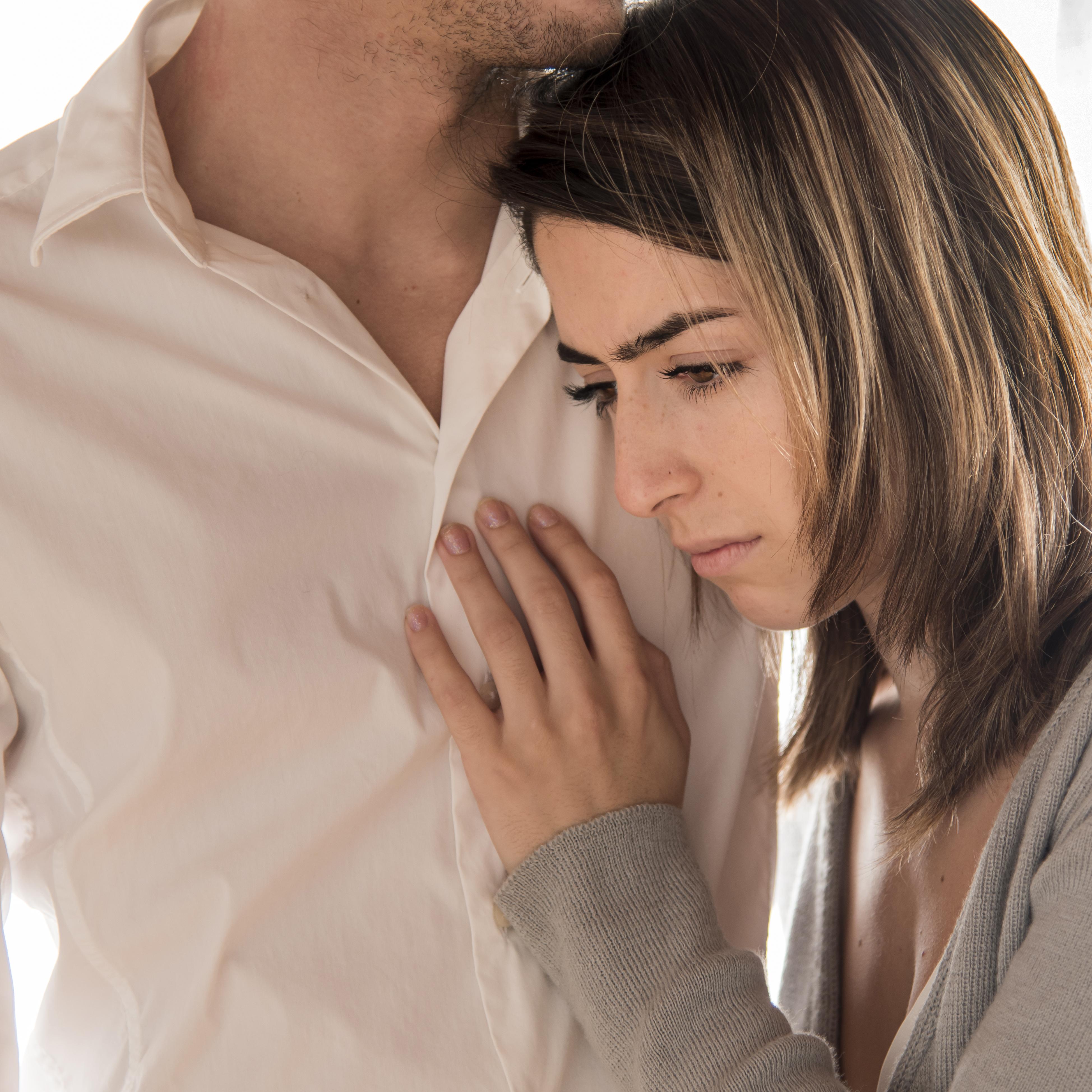 <a href="https://ru.freepik.com/free-photo/close-up-man-holding-sad-woman_8145592.htm#fromView=search&page=1&position=40&uuid=a1f35b91-a0ba-4b8f-a73b-5dca23de8eb2">Изображение от freepik</a>