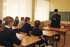 Отец Артемий — частый гость в школе № 2