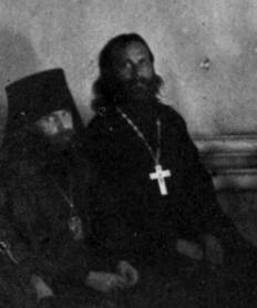 Святые священномученики Герман, епископ Вольский, и иерей Михаил Платонов на скамье подсудимых (Большой зал саратовской консерватории, 5 октября 1918 года). Фото хранится в фондах СОМК. Для просмотра всей фотографии кликните по фрагменту левой кнопкой мыши