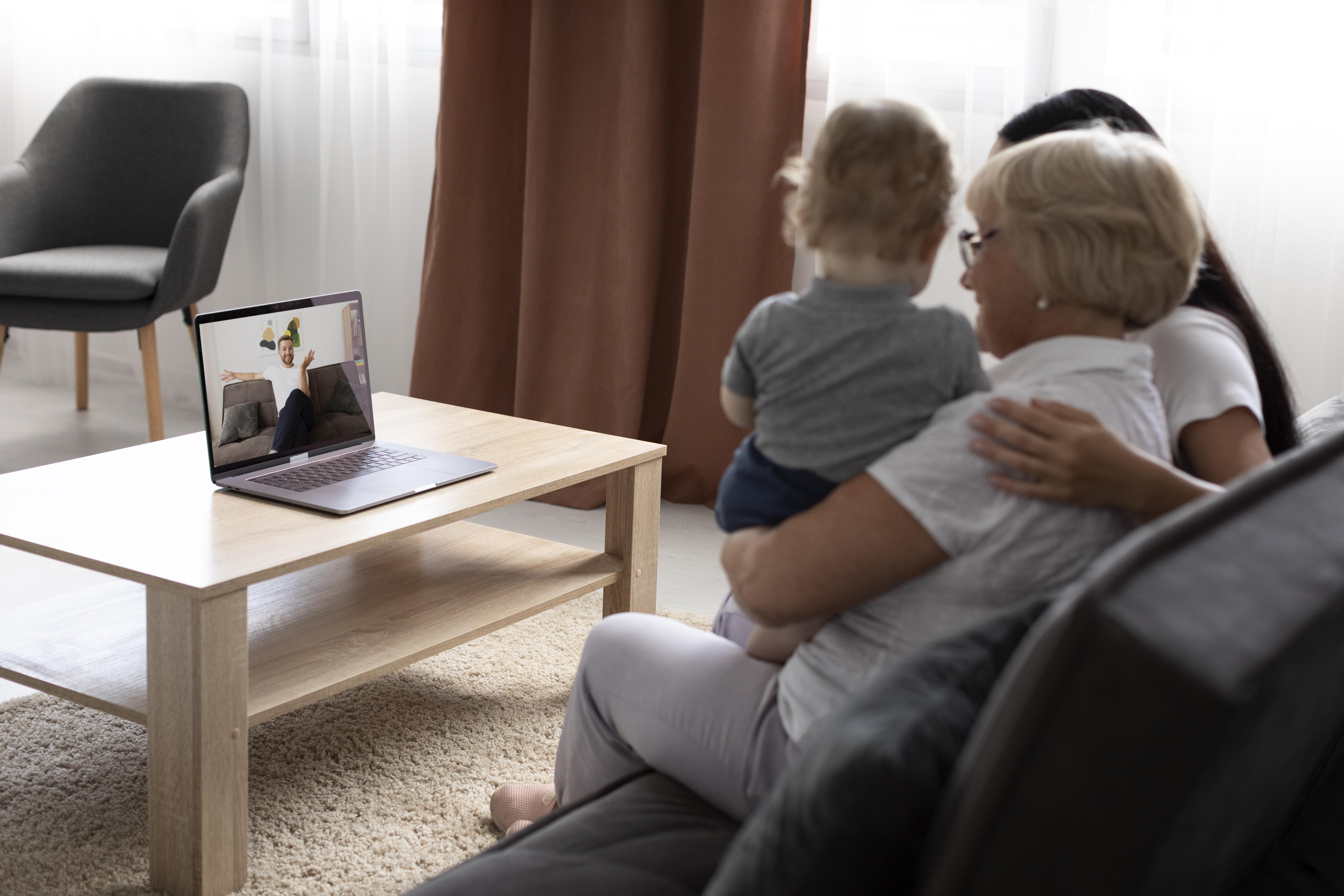 <a href="https://ru.freepik.com/free-photo/family-having-video-call-home_16408793.htm#fromView=search&page=1&position=10&uuid=4846523b-0c27-4a66-8ad6-f98553c789d6">Изображение от freepik</a>