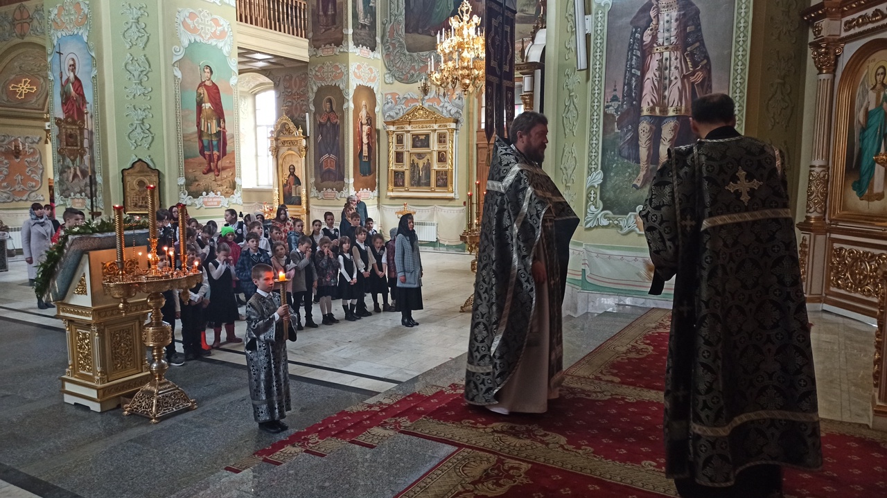 Гимназисты на богослужении в Покровском соборе
