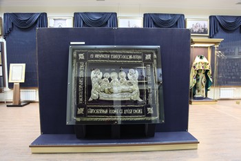 Отреставрированная плащаница XIX века «Положение во гроб»