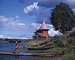 По воду. Деревня Погост, Пудожский район, Карелия, Россия. 18 августа 2007. 