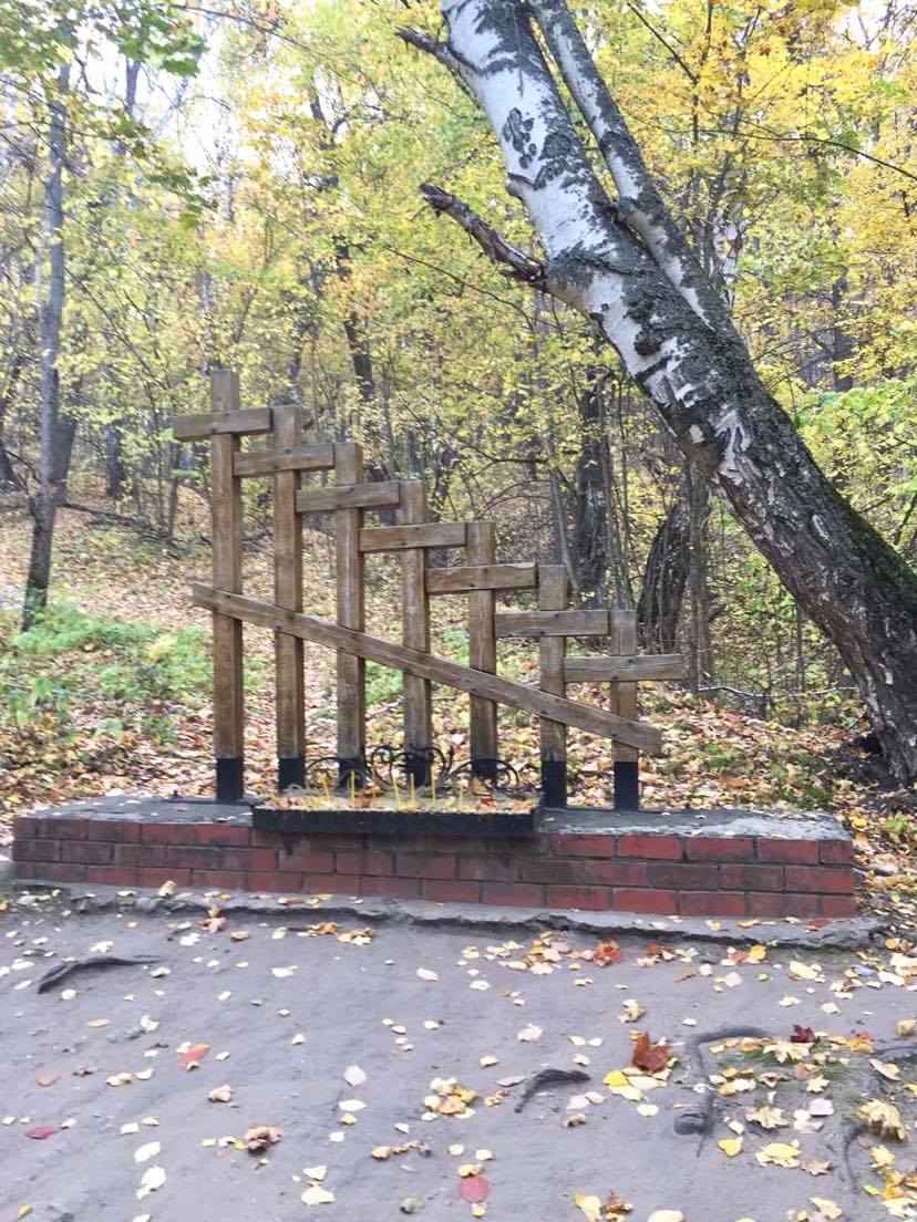 Кресты в память об убиенных монахах на источнике «Семь ключей».