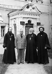 Слева на право: иеромонах Пимен (Хмелевской), инспектор МДА Н.П. Доктусов, ректор МДА протоиерей Константин Ружицкий, диакон Константин Нечаев (в будущем - митрополит Питирим). 1954 год. Из архива А.А. Яковлева