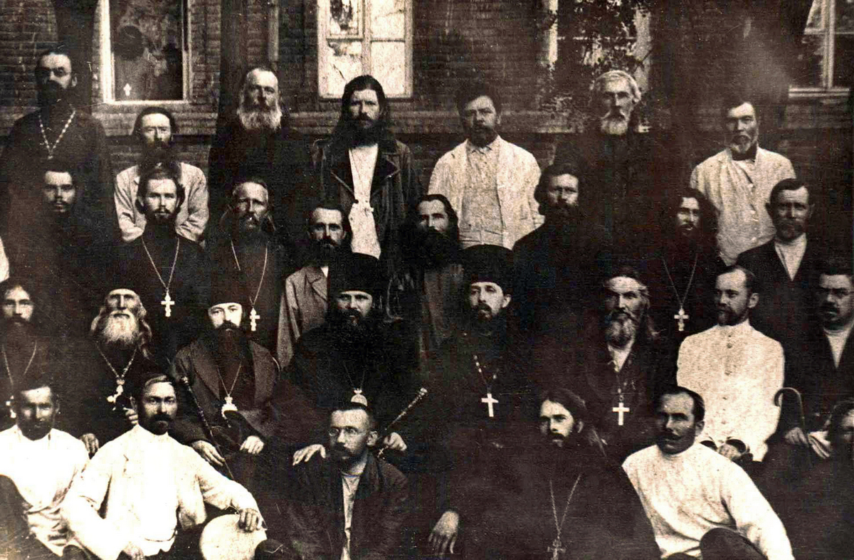Архиепископ Митрофан (Краснопольский) и епископ Леонтий (фон Вимпфен) в кругу сельского духовенства Астраханской епархии