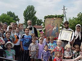 3 июня в городе Вольске состоялся крестный ход к Поклонному кресту, установленному на месте разрушенного в 1930-е годы Владимирского женского монастыря