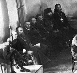 На скамье подсудимых справа налево: священник Михаил Платонов, епископ Герман (Косолапов), председатель Саратовского епархиального совета протоиерей Алексий Хитров, члены совета: священник Николай Докторов, Петр Петрович Львов, протоиерей Евгений Шкенев, Евгений Николаевич Аниров. 5 октября 1918 года. СМК 18093. 