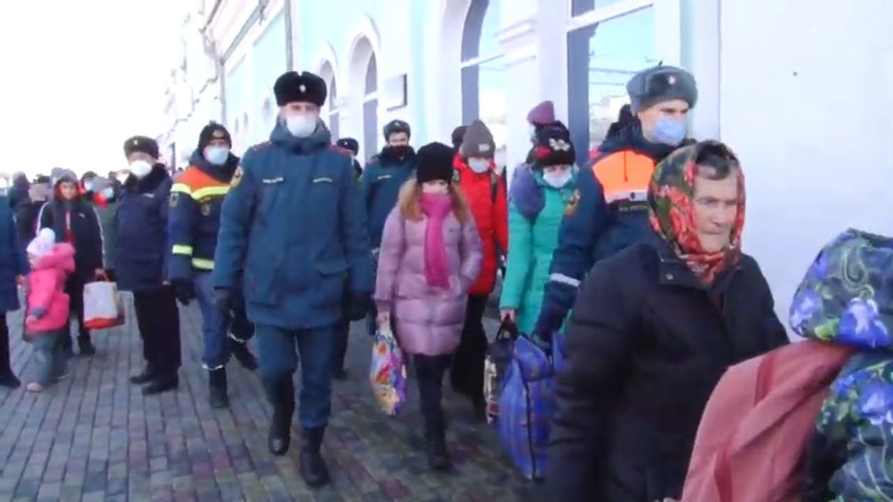 Прибытие группы беженцев на железнодорожный вокзал Саратова