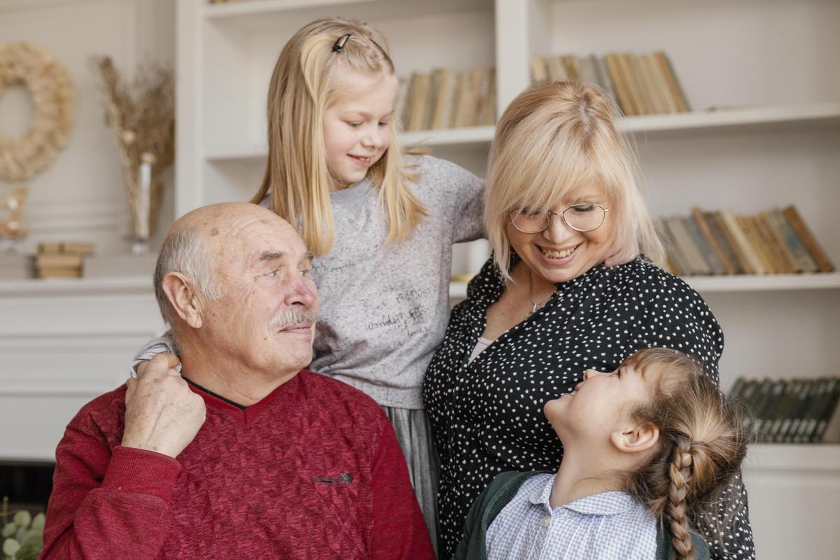 <a href="https://ru.freepik.com/free-photo/medium-shot-happy-girls-grandparents_12975302.htm#fromView=search&page=1&position=4&uuid=4846523b-0c27-4a66-8ad6-f98553c789d6">Изображение от freepik</a>