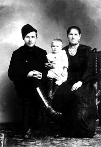 Анна Денисовна Белоголовцева и Николай Иванович Исайчев с дочкой Дунюшкой. После возвращения из плена.