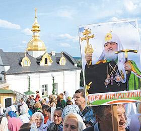 На праздник в Почаеве собралось несколько десятков тысяч паломников (фото: РИА Новости)