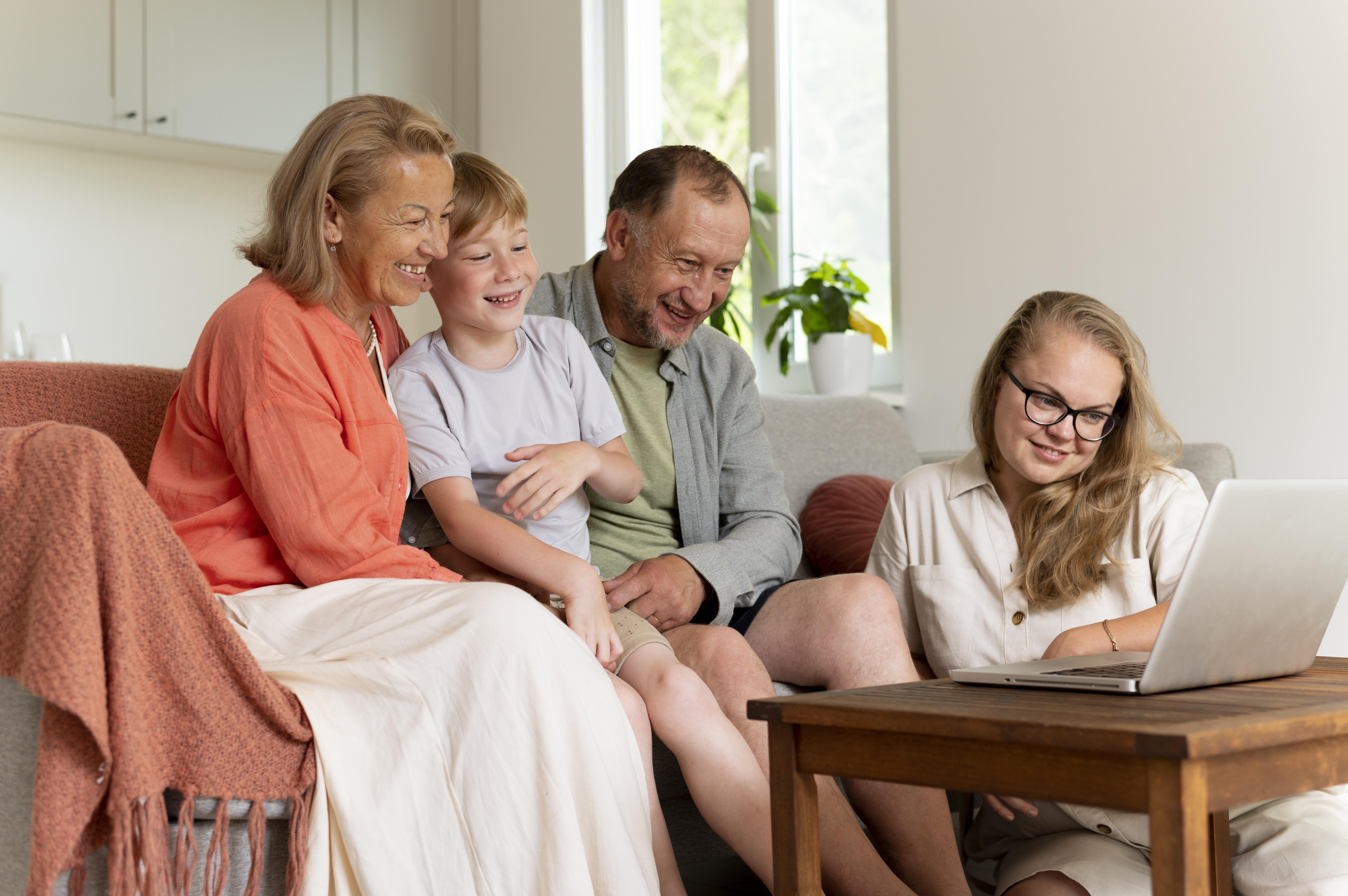 <a href="https://ru.freepik.com/free-photo/parents-spending-time-with-their-daughter-grandson_16691330.htm#fromView=search&page=1&position=6&uuid=84520158-04f4-40b9-9463-0726c76ac229">Изображение от freepik</a>