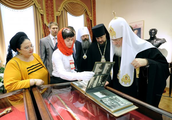 На выставке в Екатеринбурге. Патриарх очень интересуется старинными вещами