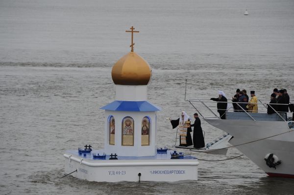 Освящение плавучей часовни-маяка на месте слияния рек Иртыша и Оби в 2013 году.
