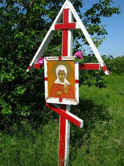 Поклонный крест у источника в честь вмч. Параскевы вблизи с. Толстовка Базарно-Карабулакского района
