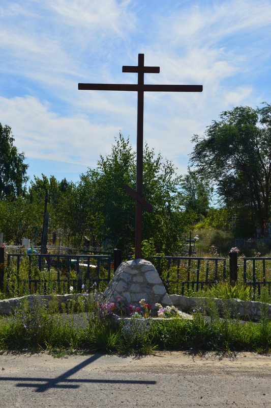 Поклонный крест в с. Тепловка Новобурасского района